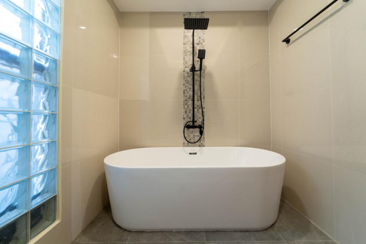 Villa Amaya, 2 Story Tropical Oasis With Green Hills View & Pool, 카말라 비치 외부 사진
